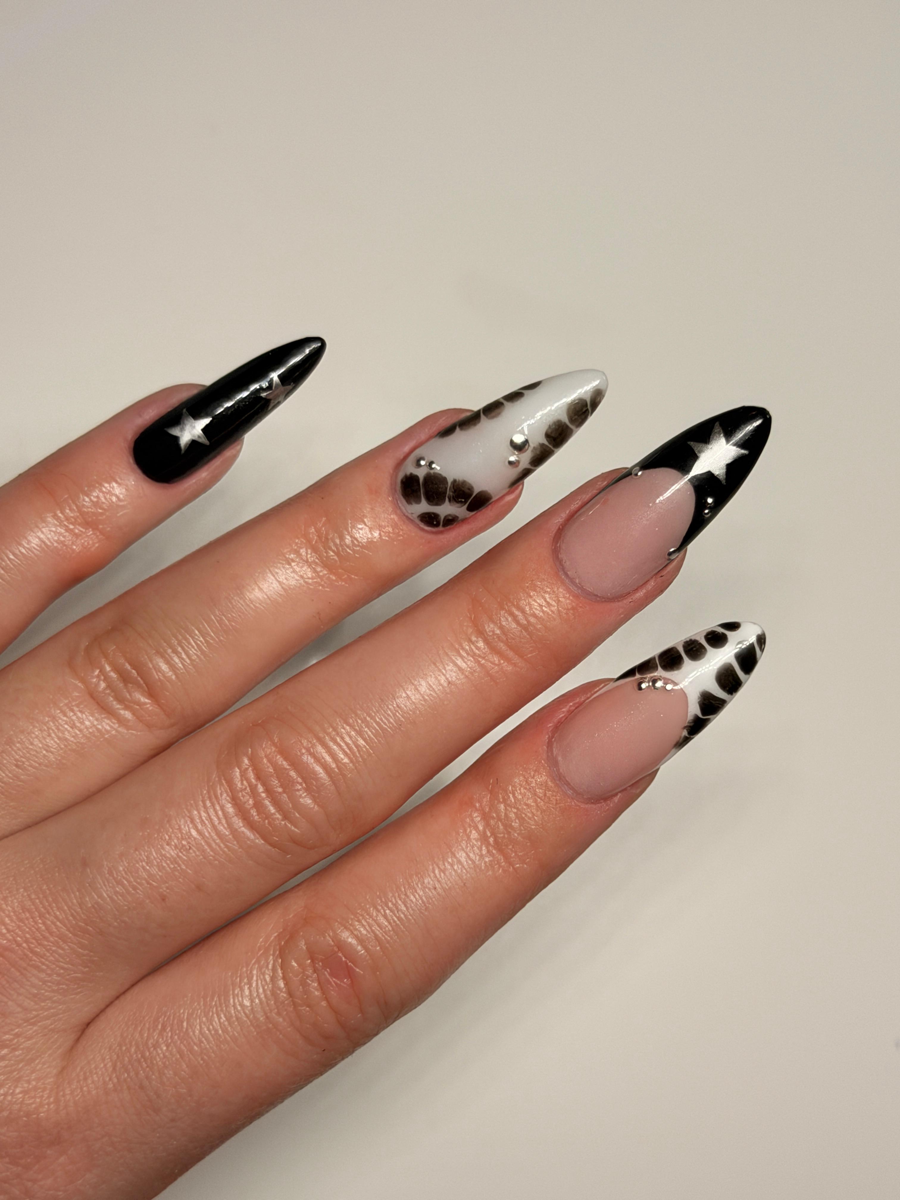 Gel-Nägel Schwechat – Schwarz Stiletto mit Stern und Snakeskin-Design