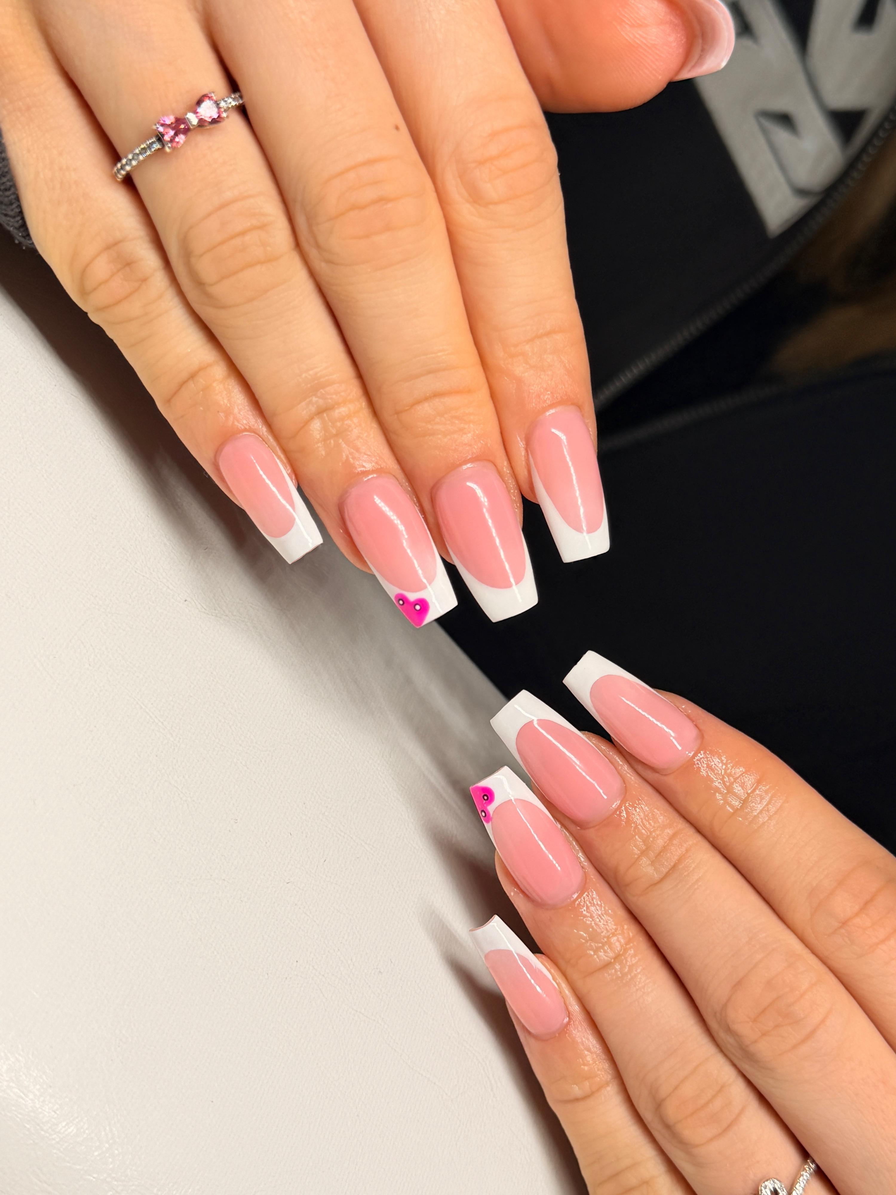 Gel-Nägel Schwechat – French Square mit pinkem Herzchen, zwei Hände