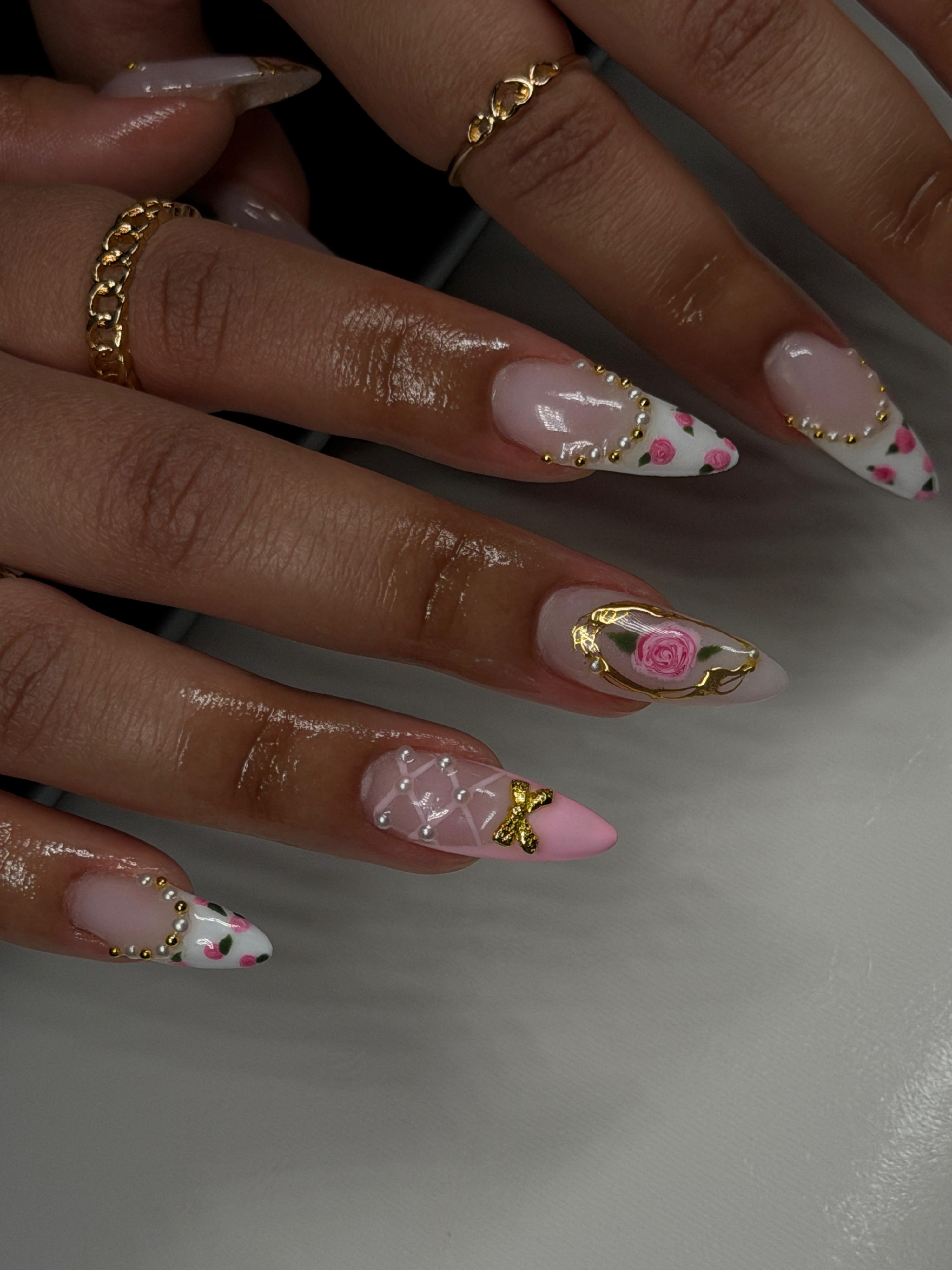 Gel-Nägel Schwechat – French Stiletto mit Rosendesign, Perlen und Goldschmuck