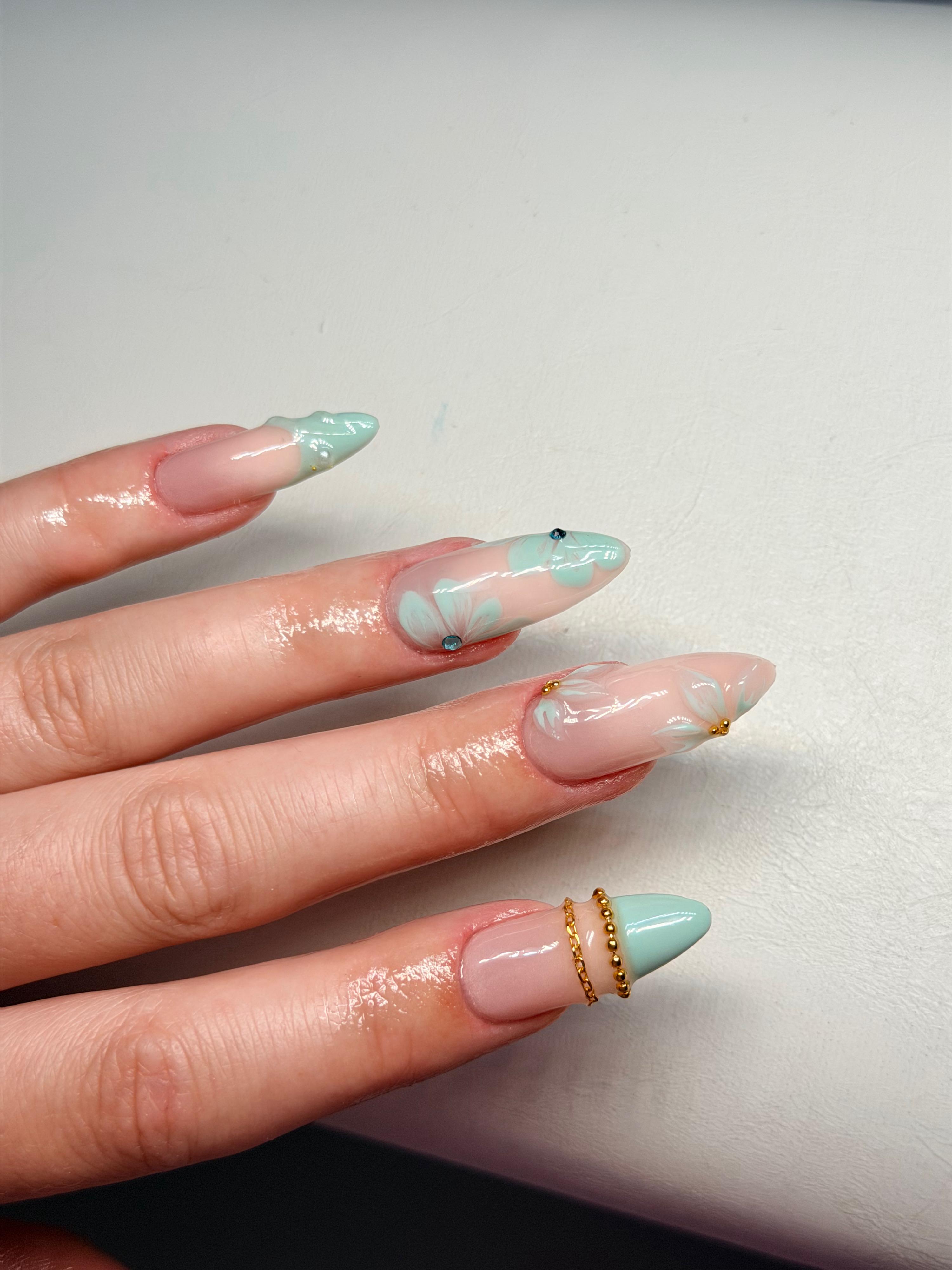Gel-Nägel Schwechat – Mint French Stiletto mit Schmetterlings-Design und Goldcharms