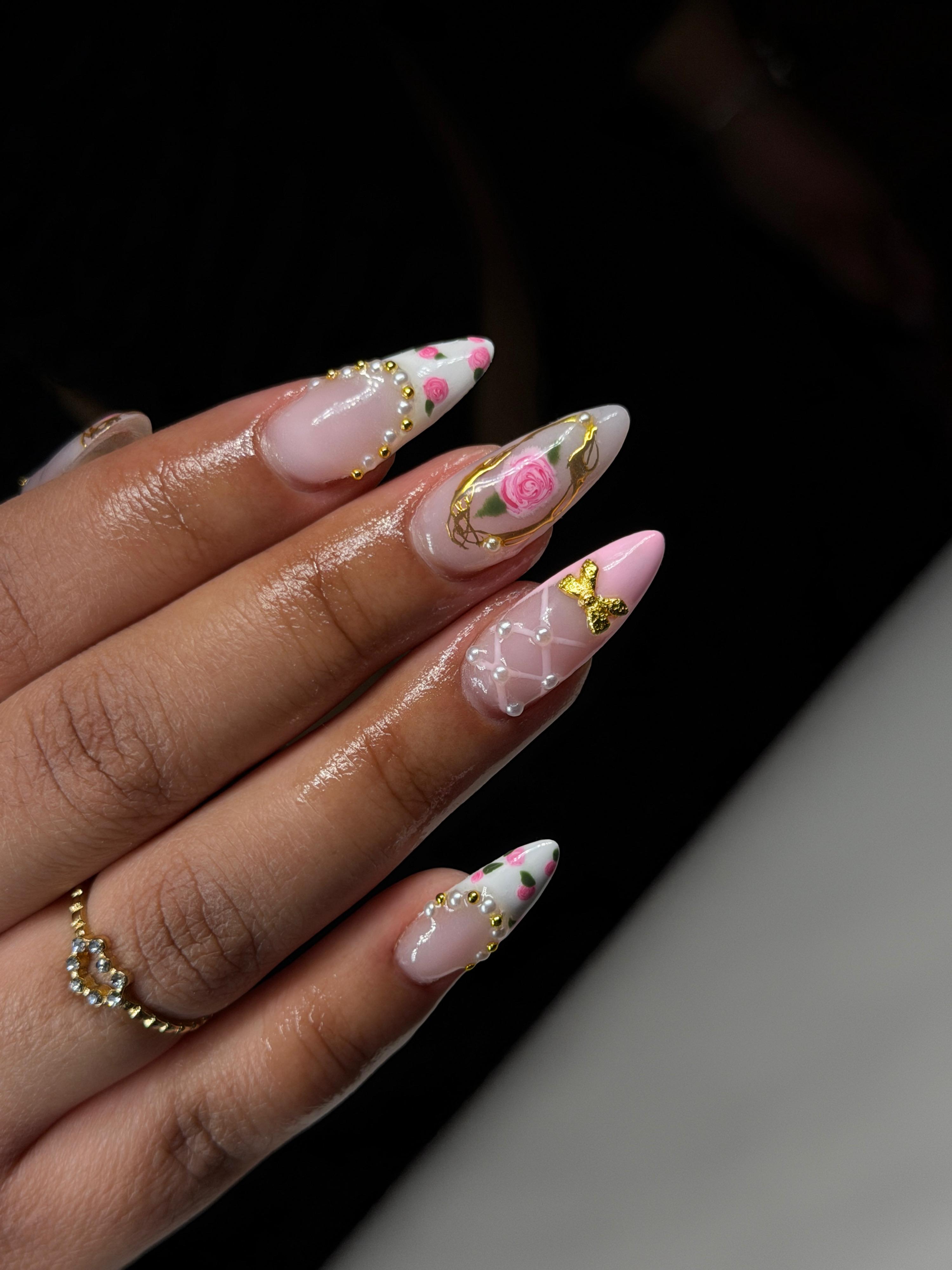 Gel-Nägel Schwechat – Fullcover Stiletto mit Rosen, Bow und Golddetails